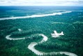 Ein als Wasserflugzeug ausgerüsteter Pilatus Porter PC-6 über dem Susitna River in Alaska.