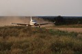 Ein Pilatus PC-12 auf der staubigen Natur-Piste im Motswari-Reservat in Südafrika, unweit des Krüger Nationalparkes.