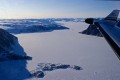 Blick aus dem PC-12 auf die Lady Ann Strait im Norden Kanadas.